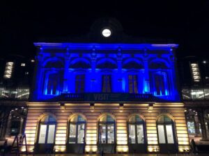 Parlamento europeo a Bruxelles dipinto come la bandiera dell'Ucraina. La presidente Roberta Metsola invoca le sanzioni più severe possibile contro Mosca
