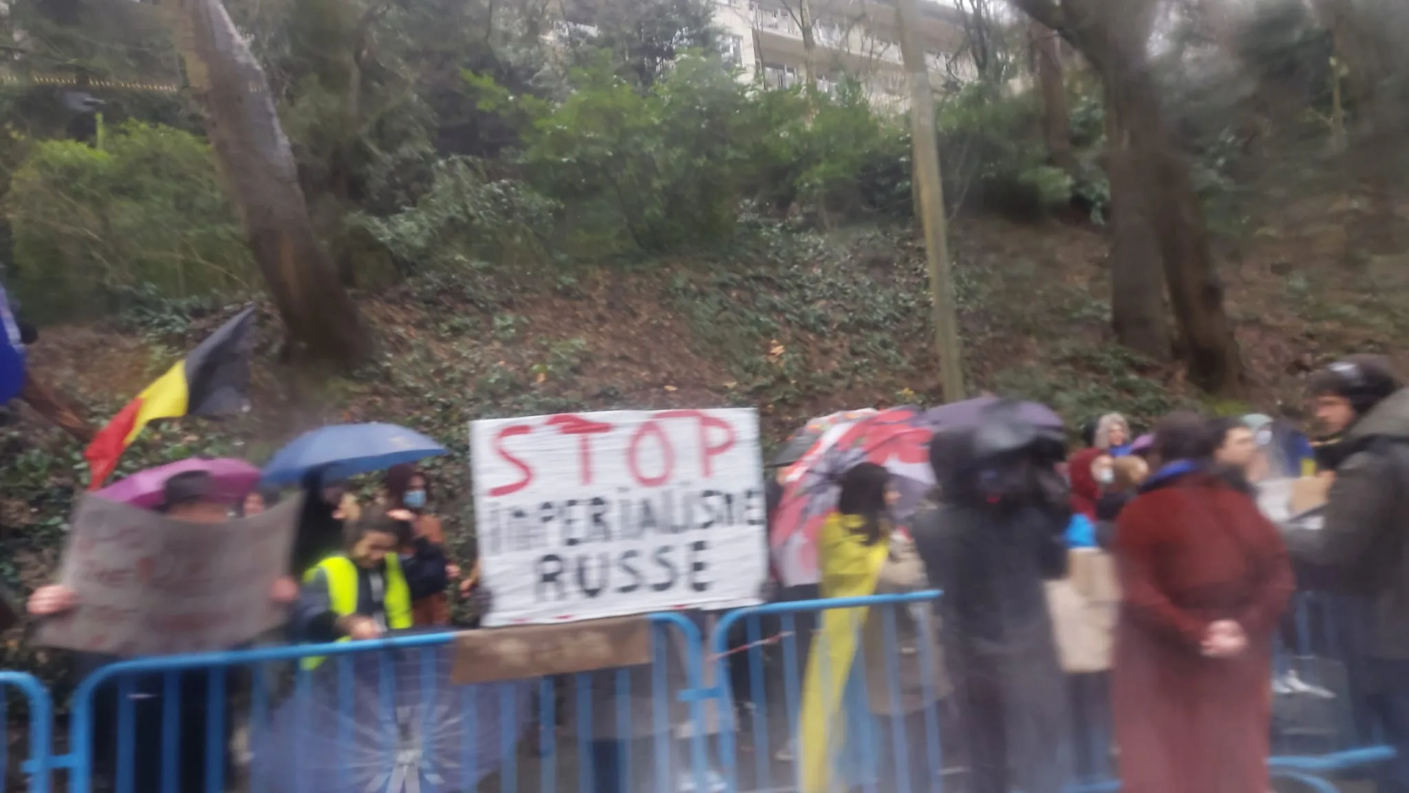 Una manifestazione davanti all'Ambasciata russa a Bruxelles