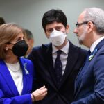 COVID, in Europa si ragiona sulla quarta dose per gli anziani. Speranza: 