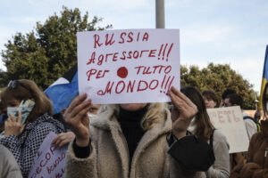 Manifestazione contro la guerra in Ucraina davanti all' ambasciata russa a Roma. Per l’UE le sanzioni sono efficaci e al vertice a Versailles lavora a nuove misure [foto: imagoeconomica]