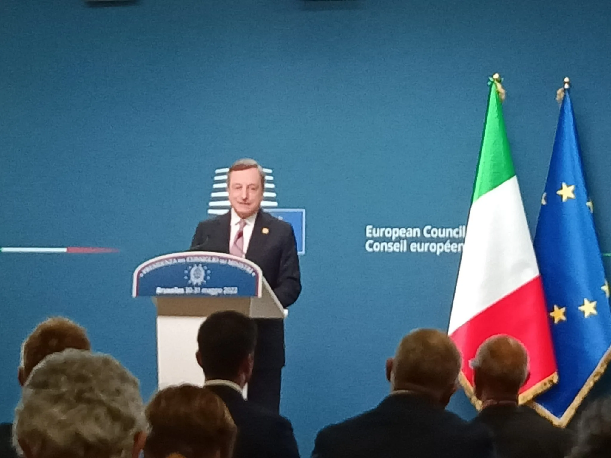 Il presidente del Consiglio, Mario Draghi, in conferenza stampa a Bruxelles dopo il vertice dei leader [Bruxelles, 31 maggio 2022]