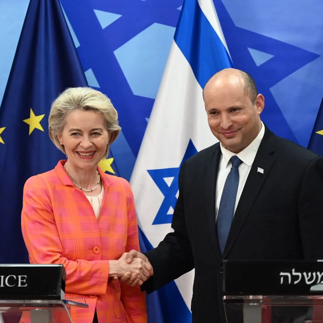 Ursula von der Leyen insieme al primo ministro israeliano, Naftali Bennett