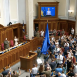 Sotto lo sguardo della presidente von der Leyen, la bandiera dell'UE è stata issata nell'Aula del Parlamento ucraino