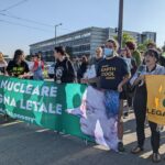 Pro e contro nucleare, manifestanti fuori dal Parlamento europeo di Strasburgo al voto sulla tassonomia 'verde'