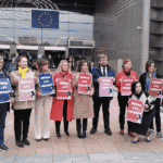 Gli eurodeputati del Pd manifestano a sostegno delle donne iraniane con il taglio di una ciocca di capelli