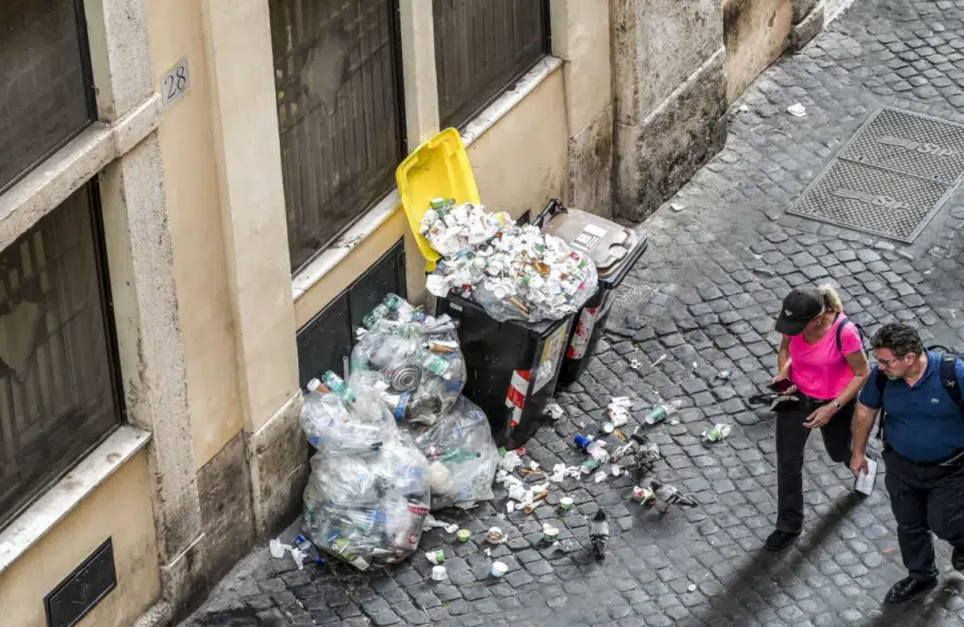 Nell'Ue aumenta la quota di rifiuti di imballaggio in plastica non riciclata [foto: imagoeconomica]