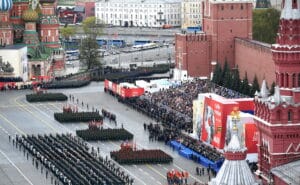 Mosca, parata militare per il giorno della vittoria. Il Parlamento Ue dichiara la Russia "sponsor del terrorismo"