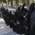 I talebani chiudono le porte delle università alle donne afghane, per l'Ue è 