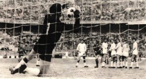Ginulfi respinge un calcio di punizione durante Inter-Roma (2-2) del 20 febbraio 1972