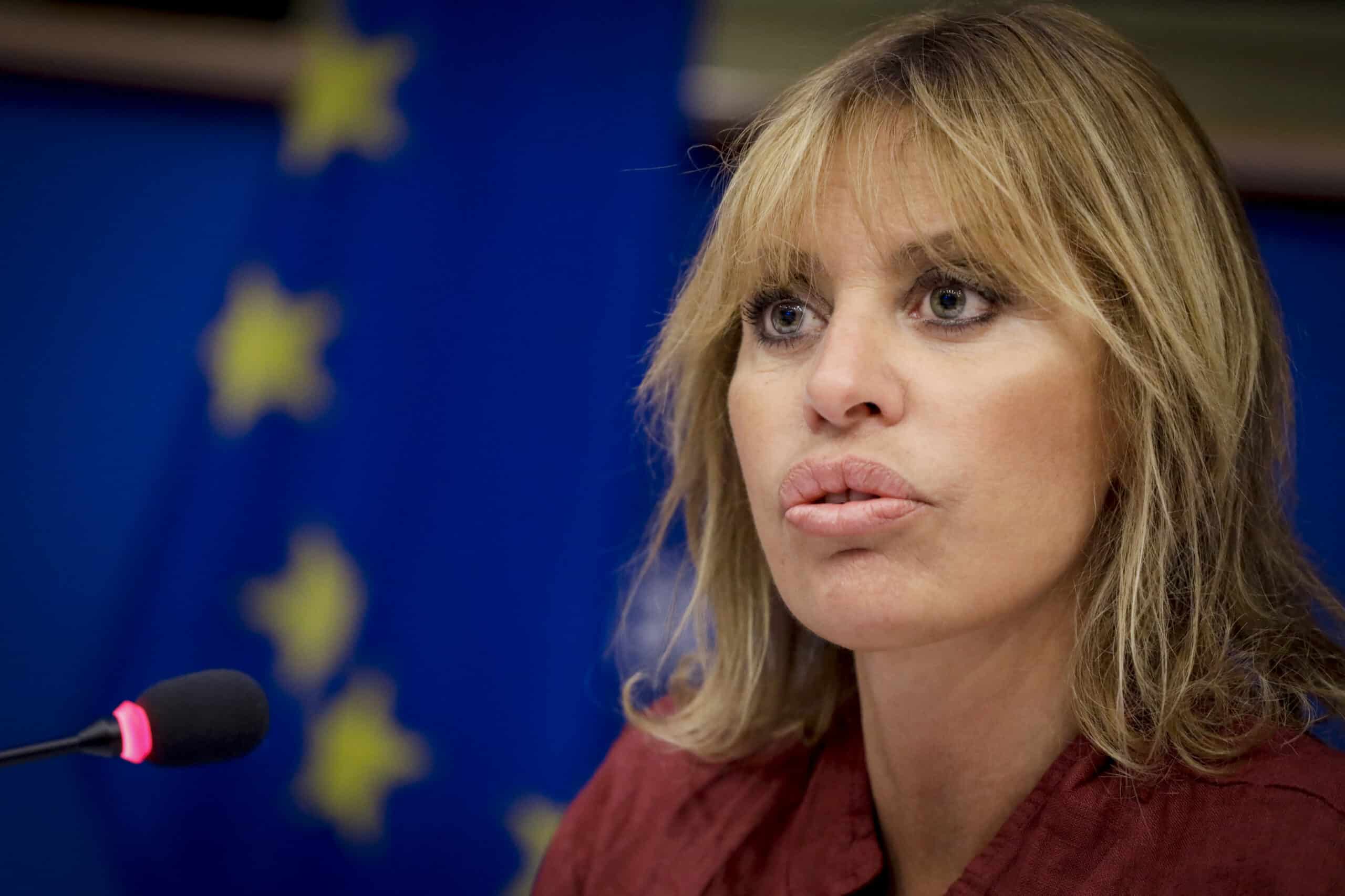 La crociata per i diritti lgbtq+ di Alessandra Mussolini al Parlamento  europeo - Eunews