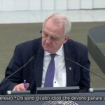 Video Thumbnail: Gaffe al Parlamento europeo: Várhelyi sottovoce in ungherese dà degli "idioti" ai deputati