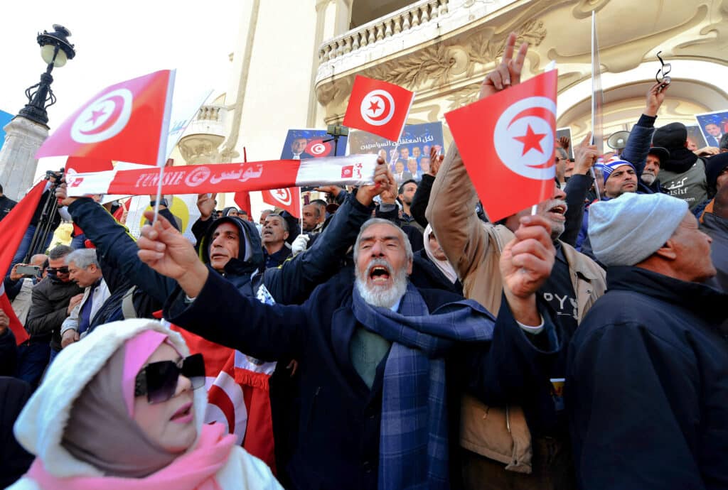 Tunísia corre risco de colapso, UE envia comissário Gentiloni em missão