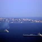 Scambio di petrolio russo tra navi nello stretto di Gibilterra, così si aggirano le sanzioni Ue