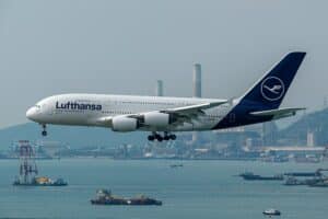 Un aereo Lufthansa. La compagnia dovrà restituire sei miliardi di euro
