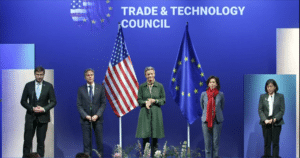 Da sinistra a destra: il commissario Ue per il Commercio, Valdis Dombrovskis; il segretario di Stato degli Stati Uniti, Antony Blinken; la vicepresidente esecutiva della Commissione Ue, Margrethe Vestager; il segretario al Commercio degli Stati Uniti, Gina Raimondo; la rappresentante per il commercio degli Stati Uniti, Katherine Tai