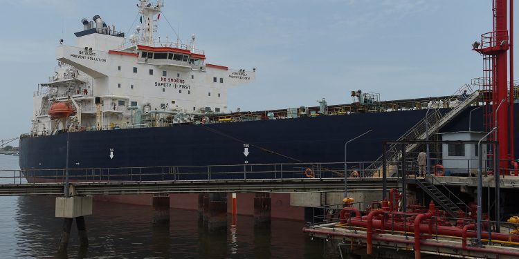 Una petroliera russa (Photo by Rizwan TABASSUM / AFP)