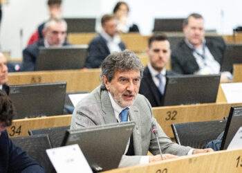 Il presidente della regione Abruzzo Marco Marsilio - Comitato europeo delle Regioni, Parere trasporti sostenibili