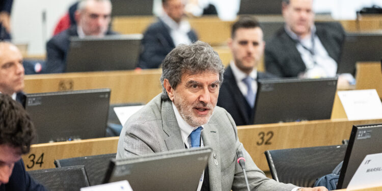 Il presidente della regione Abruzzo Marco Marsilio - Comitato europeo delle Regioni, Parere trasporti sostenibili