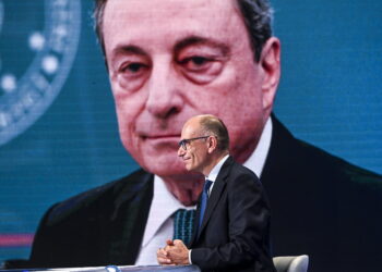 Enrico Letta a "Porta a Porta", sullo sfondo Mario Draghi. (Imagoeconomica)