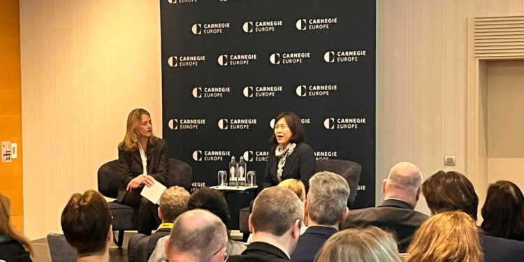 La direttrice di Carnegie Europe, Rosa Balfour, con la rappresentante per il Commercio degli Stati Uniti, Katherine Tai [Bruxelles, 4 aprile 2024. Foto: Carnegie Europe, account X]