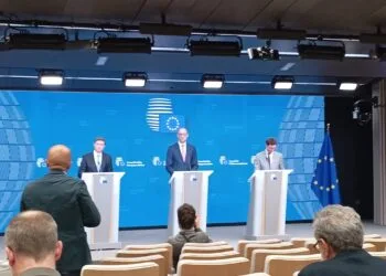 Il commissario per un'Economia al servizio delle persone, Valdis Dombrovskis (a sinistra), al termine dei lavori del consiglio Ecofin [Bruxelles, 14 maggio 2024. foto: Emanuele Bonini per eunews]