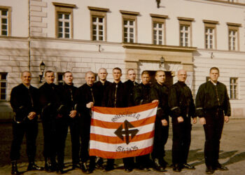 Il gruppo "Hungaria Skins" all'edizione 1997 del Giorno dell'onore [foto: Wikimedia Commons]