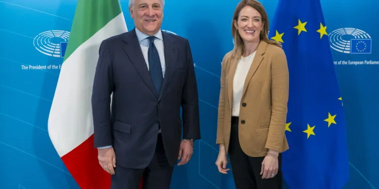 Il vicepremier e ministro degli Esteri italiani, Antonio Tajani, con la presidente del Parlamento europeo, Roberta Metsola (foto: Imagoeconomica via Parlamento Europeo)