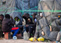 Persone migranti sub-sahariane al campo profughi di Al Amra (foto: Fethi Belaid / AFP)