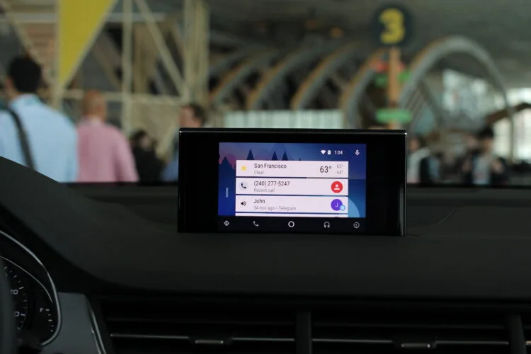Uno schermo integrato di un'automobile con Android auto (foto: Maurizio Pesce via Wikimedia Commons)