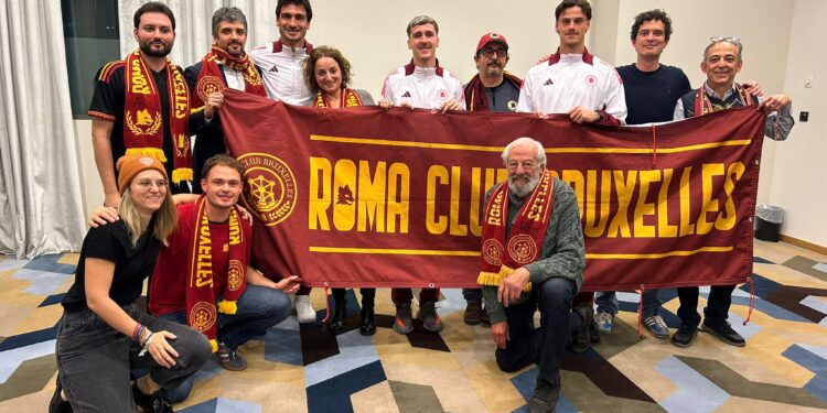 Il Roma Club Bruxelles incontra i giocatori della Roma alla vigilia del match contro l'Union Saint-Gilloise. Nella foto il portiere Mile Svilar e il difensore Mats Hummels [Bruxelles, 6 novembre 2024. Foto: Roma Club Bruxelles]