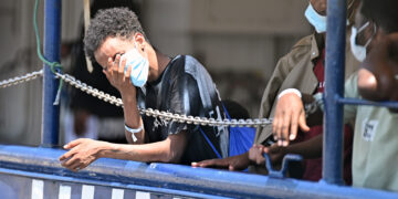 La nave Sos Humanity 1 attracca al porto di Bari con a bordo persone migranti [foto: Saverio de Giglio/imagoeconomica]