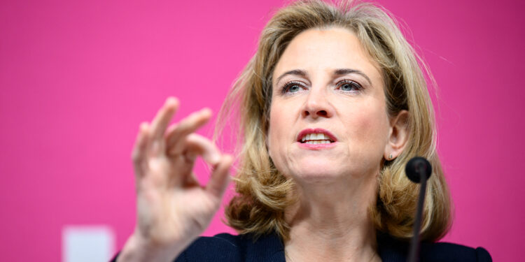 La leader di Neos Beate Menl-Reisinger annuncia il passo indietro del suo partito dai colloqui per la formazione di un esecutivo con l'Övp e l'Spö, il 3 gennaio 2025 a Vienna (foto: Max Slovencik/Afp)