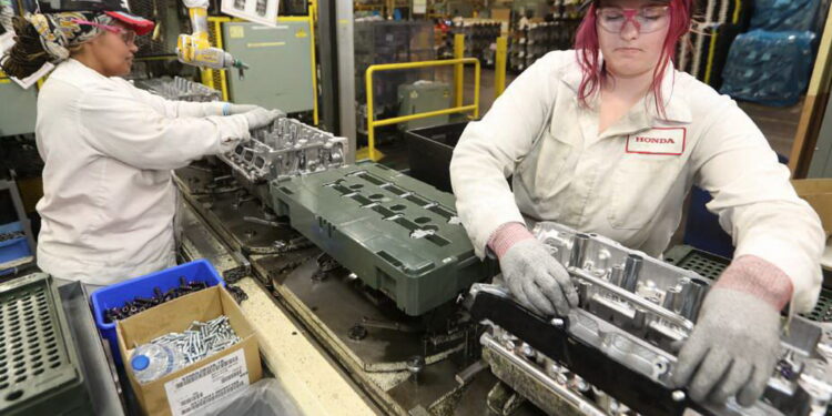 Produzione industria automobilistica Honda, operai [foto: imagoeconomica]