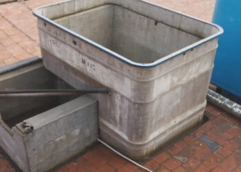 Cassoni per l'acqua in amianto. Bandito a livello Ue, è ancora presente sul mercato [foto: imagoeconomica]