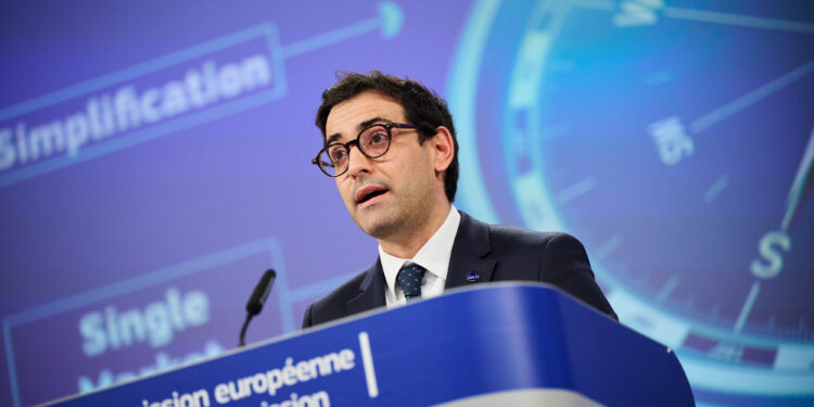 Il vicepresidente esecutivo della Commissione europea con deleghe alla Prosperità e alla Strategia industriale Stéphane Séjourné presenta la Bussola strategica, il 29 gennaio 2025 (foto: Dati Bendo/European Commission)