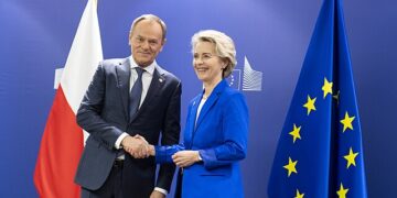 Stretta di mano tra Donald Tusk, primo ministro polacco, e Ursula von der Leyen, presidente della Commissione Ue. Causa polmonite la tedesca ha cancellato anche la visita in Polonia [foto: Lukasz Kobus / European Union, 2023 / EC - Audiovisual Service]
