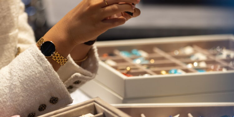 VICENZAORO 2024 VICENZA ORO
FIERA INTERNAZIONALE MOSTRA
ESPOSIZIONE
ECCELLENZE
COMPARTO ORAFO E GIOIELLIERO
ORO GIOIELLI
PIETRE PREZIOSE
GIOIELLERIA
PREZIOSI
COLLANA COLLANE
ESPOSITORE ESPOSITORI