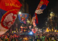 Manifestanti a Belgrado, il 15 marzo 2025 (foto: Andrej Isakovic/Afp)