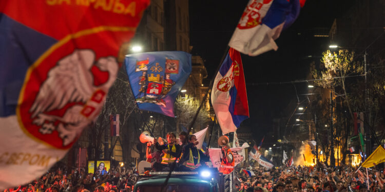 Manifestanti a Belgrado, il 15 marzo 2025 (foto: Andrej Isakovic/Afp)