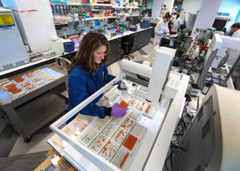 Un laboratorio di ricerca farmaceutica (Imagoeconomica)