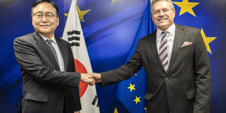 Inkyo Cheong e Maroš Šefcovic. Fonte: EC - Audiovisual Service