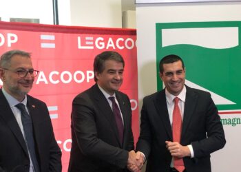 Simone Gamberini (sx) presidente di Legacoop, Raffaele Fitto (centro) vicepresidente esecutivo della Commissione Ue e Michele De Pascale (dx), presidente della Regione Emilia-Romagna (Foto: Eunews)