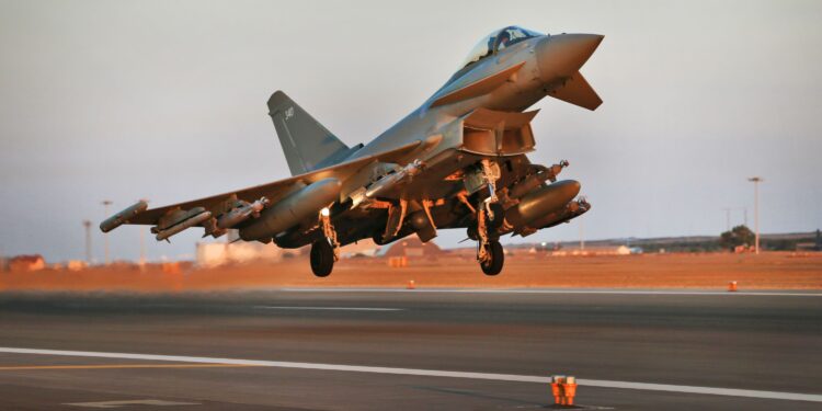 Un jet da combattimentoTyphoon FGR4 della Royal Air Force, del tipo dispiegato in Yemen (Foto: Royal Air Force)