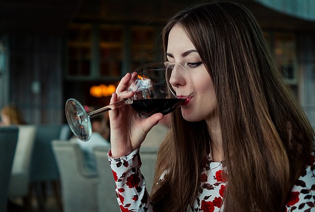 Vino, la Commissione non esclude l’indicazione in etichetta dei rischi di cancro
