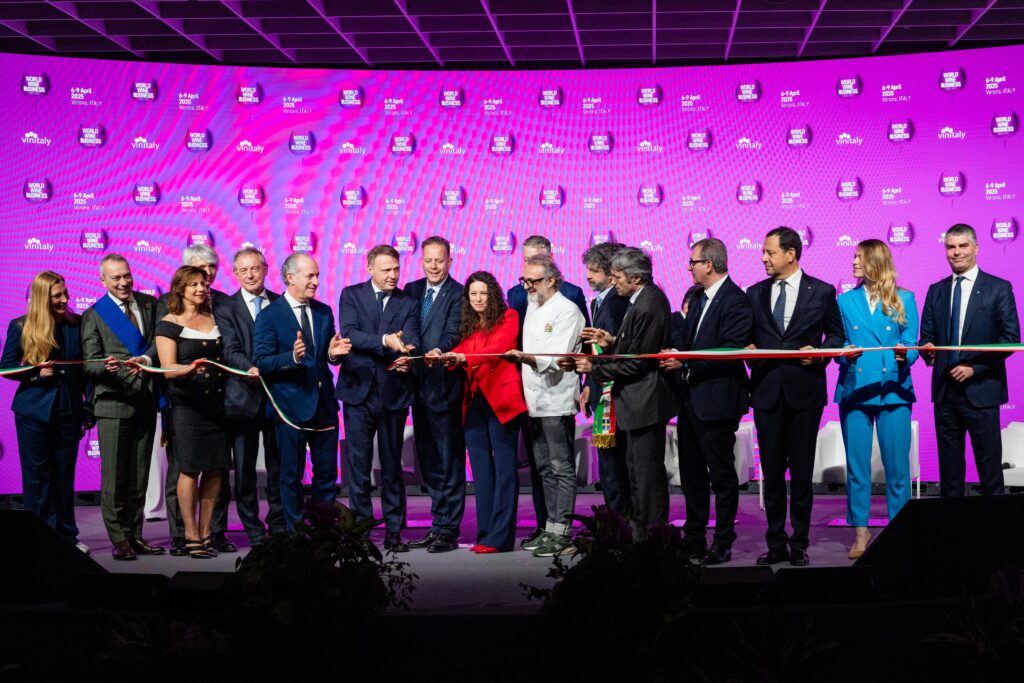 Il commissario Ue per l’Agricoltura al Vinitaly dei dazi: “Lavoriamo più che mai per aprire nuovi mercati”