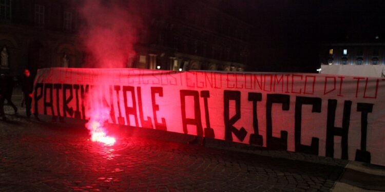 MANIFESTAZIONE MANIFESTAZIONI DISOCCUPATI IN CENTRO A NAPOLI CONTRO IL LOCKDOWN PROTESTA PROTESTE MANIFESTANTE MANIFESTANTI STRISCIONE STRISCIONI PATRIMONIALE AI RICCHI
