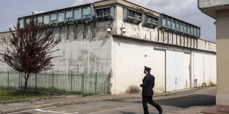 Esterno della casa circondariale di Bergamo [foto: Marco Cremonesi/imagoeconomica]