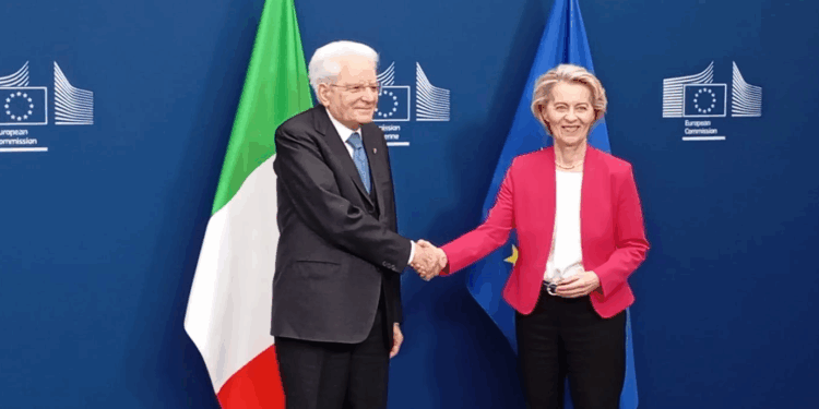Il presidente della Repubblica, Sergio Mattarella, con la presidente della Commissione europea, Ursula von der Leyen [Bruxelles, 21 maggio 2025. Foto: Emanuele Bonini per Eunews]