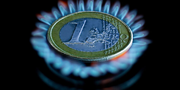 AUMENTO BOLLETTE GAS  CARO ENERGIA CRISI SPESA 1 EURO MONETA RISPARMIO FUOCO FORNELLO METANO