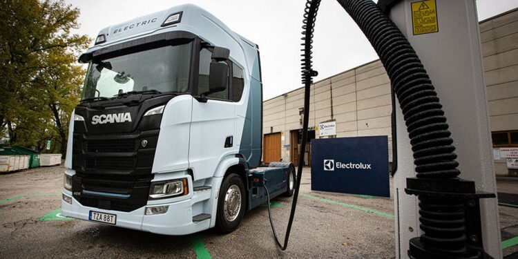 ELECTROLUX RICARICA VEICOLO CAMION ELETTRICO ELETTRICA COLONNINA ENERGIA VERDE GREEN PULITA